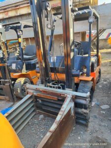 Second-hand Hangzhou A35 clamping forklift - Photo1