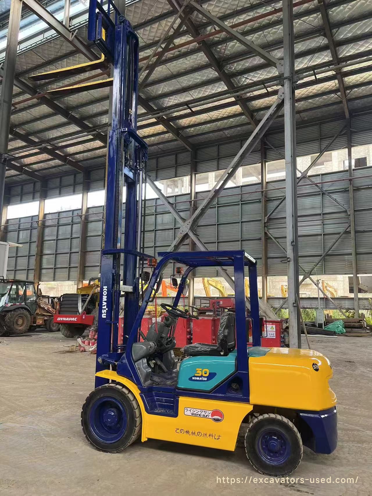 Chariot élévateur à mât haut Komatsu 30 d'occasion