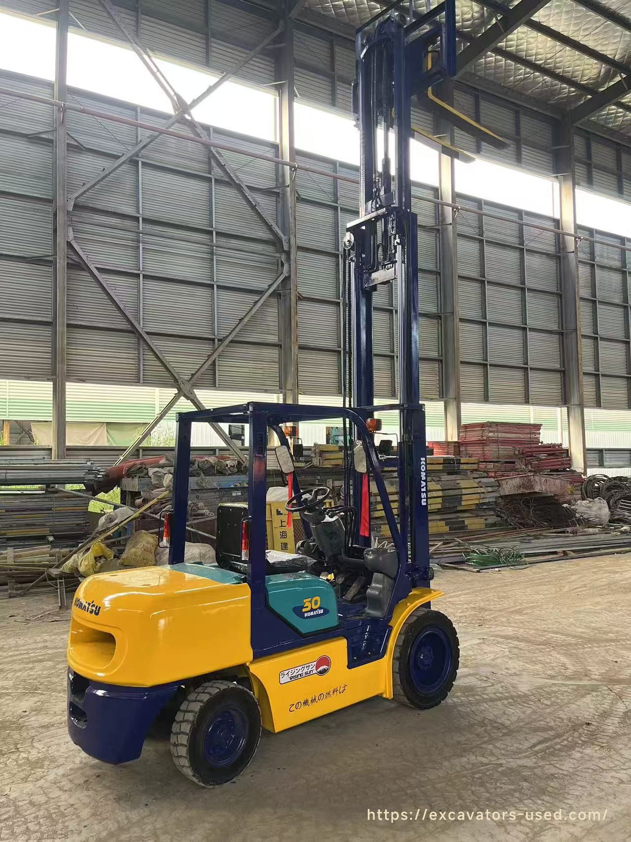 Carretilla elevadora de mástil alto Komatsu 30 de segunda mano