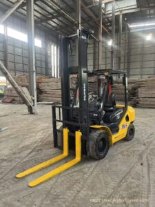 Used Komatsu high mast forklift - Photo1